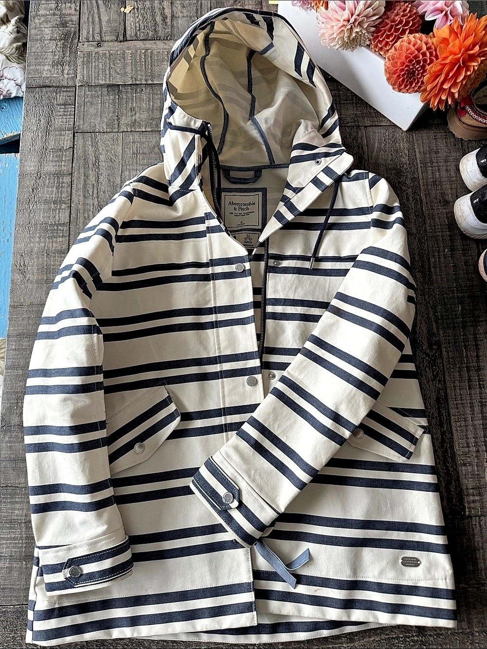 Abercrombie & Fitch Striped Hooded waterproof Jacket White & Blue Small